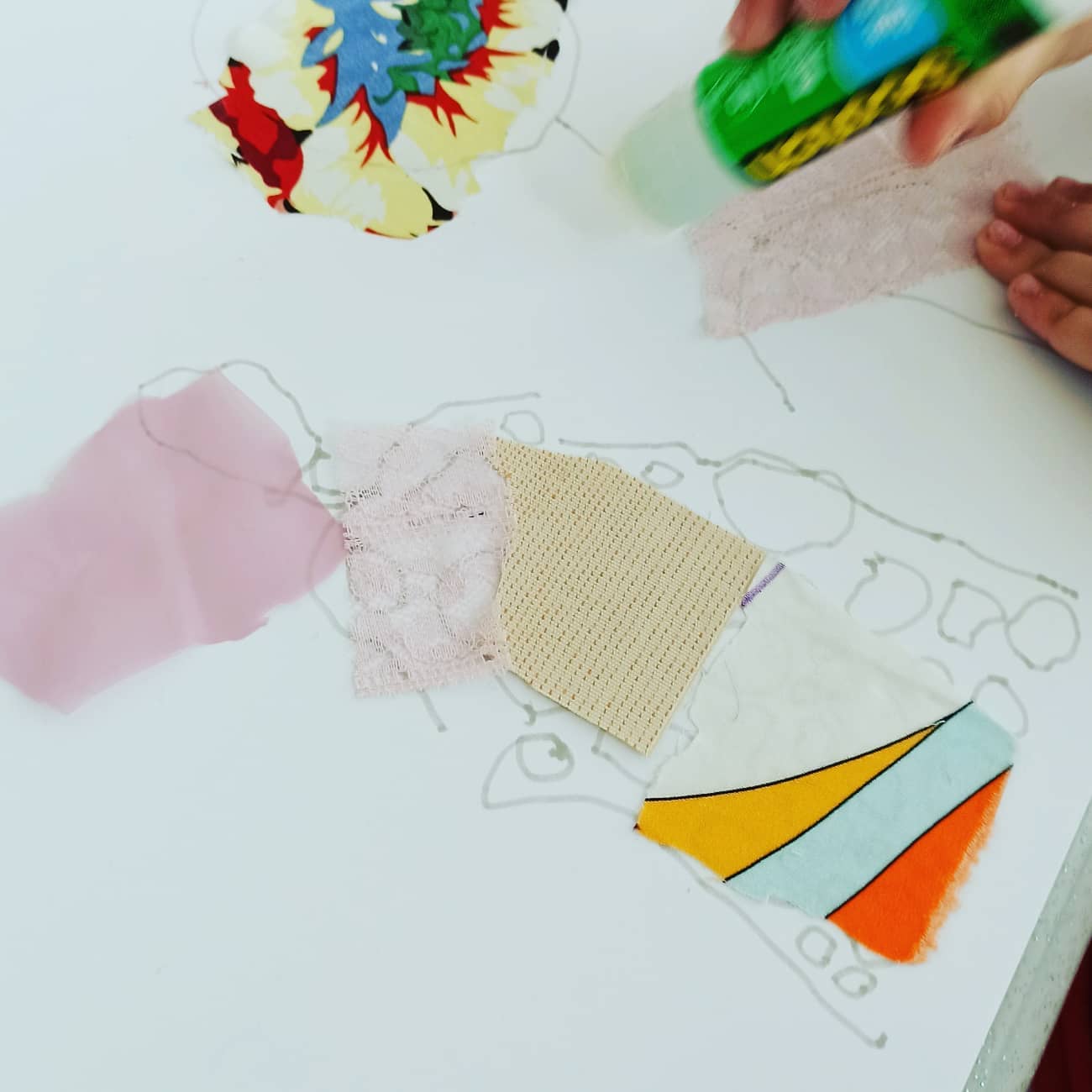 Stoffe colorate, forme geometriche e un pomeriggio da stiliste/artiste nel…