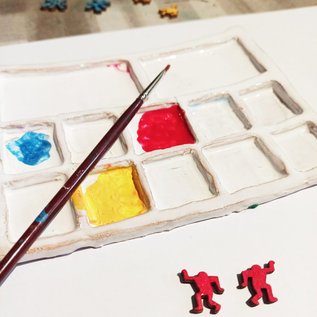 House of Arts - Dettaglio del processo creativo: pittura con gouaches degli orecchini Keith Haring