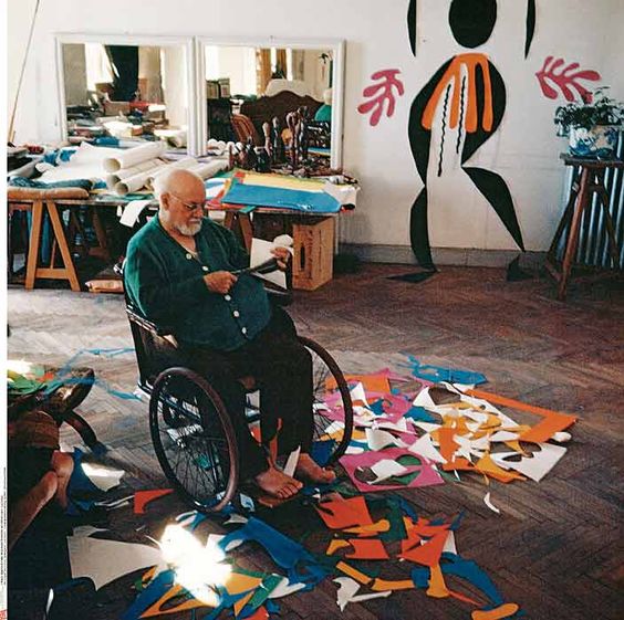 Fotografia molto famosa che raffigura Henri Matisse ormai in età avanzata che lavora senza sosta ai suoi Papier Decoupee
