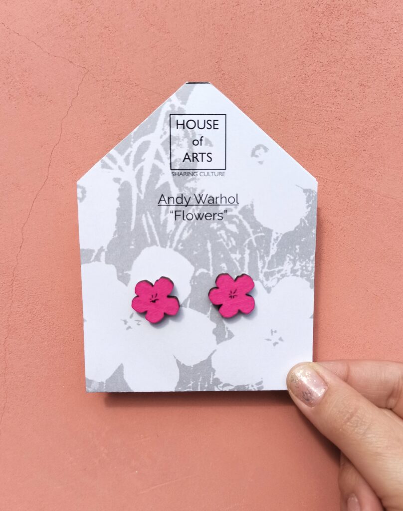 Scopri tutte le opere d'arte da indossare House of Arts! Gioielli, orecchini e spille ispirate alle famose serigrafie di Andy Warhol Flowers, in legno di betulla dipinto a mano in fuchsia o giallo.