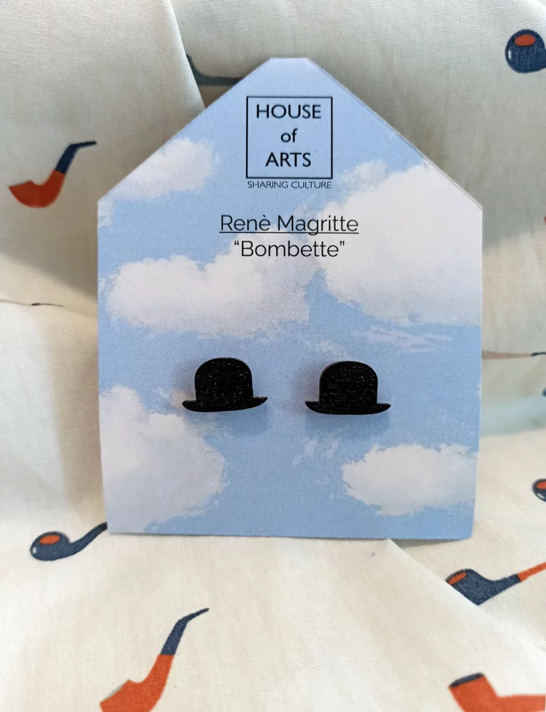 House of Arts - Orecchini handmade dipinti a mano raffiguranti il famoso cappello a bombetta di Rene Magritte - Surrealism - Bowler Hat Earrings, orecchini in legno di betulla dipinti a mano