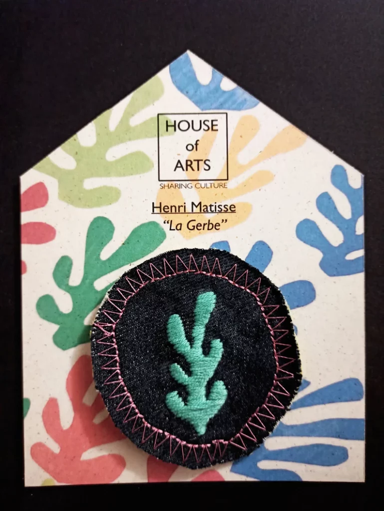 Fotografia della Toppa Iron On House of Arts ispirata all'iconica opera di Henri Matisse "La Gerbe". La toppa è in denim rigenerato e ricamata a mano con filo di cotone. Un vero e proprio fashion statement, wearable art per portare la storia dell'arte sempre con se!