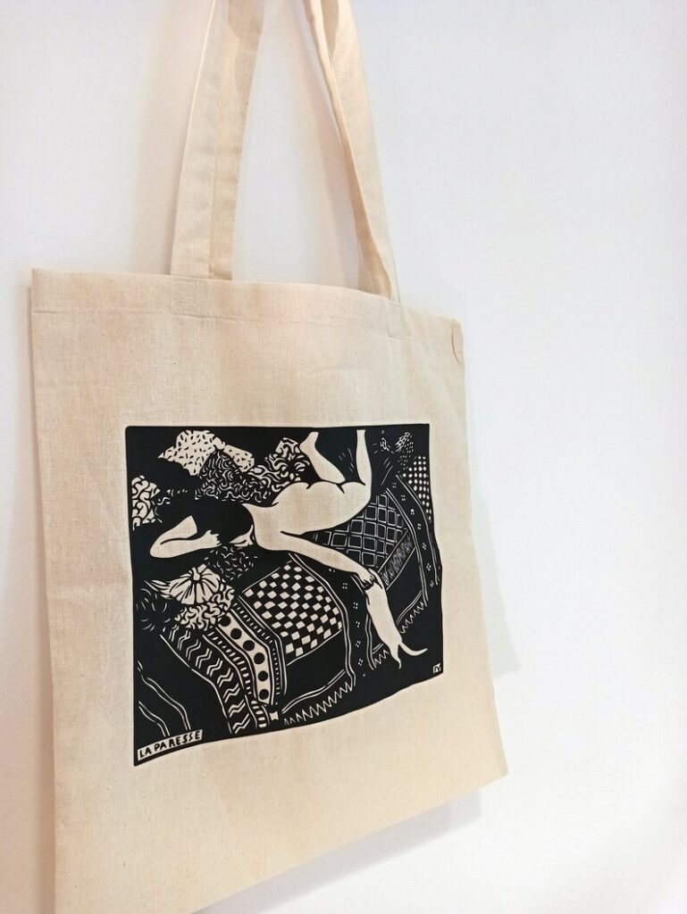 Scopri tutti i prodotti House of Arts! Tote Bag / Borsa 100% cotone stampato raffigurante La Paresse - Félix Vallotton - borsa tote bag in cotone organico con stampa in pellicola vinile termosaldato. Product design e produzione di merchandising personalizzato per musei, aziende e privati, sostenibile e Made in Italy