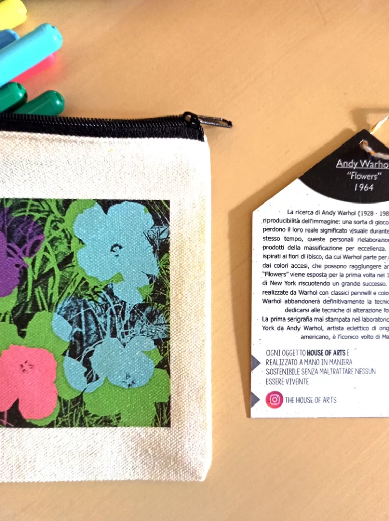 Scopri tutti i prodotti House of Arts! Astuccio portapenne / Pochette con stampa ispirata all'opera di Andy Warhol Flowers, 1964 - Pop Art // Modern Art inspired gift idea, product design e merchandising personalizzato per musei, aziende e privati. Lasciati raccontare dettagli di storia dell'arte e dei quadri più famosi dai prodotti House of Arts, arte da indossare e da portare sempre con te