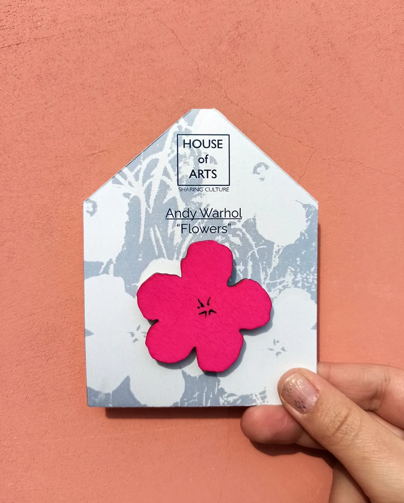 Spilla in legno di betulla dipinta a mano ispirata all'opera Flowers, di Andy Warhol, 1964. Scopri tutte le spille House of Arts e indossa la storia dell'arte ogni giorno! House of Arts realizza merchandising museale e design del prodotto per aziende e marchi che vogliono distinguersi scegliendo prodotti sostenibili e made in Italy