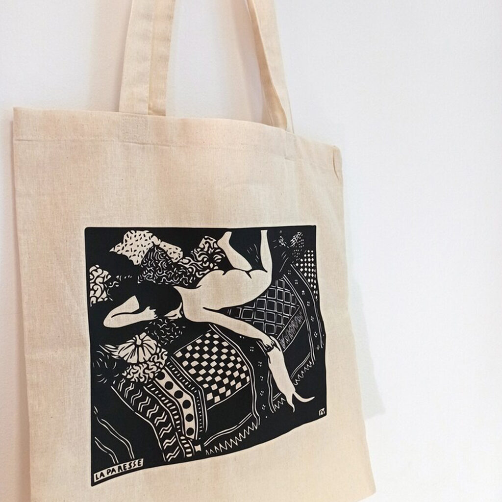 Clicca qui per scoprire la borsa con stampa ispirata alla xilografia La Paresse di Felix Vallotton Donna con Gatto Art Tote Bag in cotone organico. House of Arts realizza Merchandising Museale e prodotti che raccontano la storia dell'arte attraverso l'artigianato Made in Italy