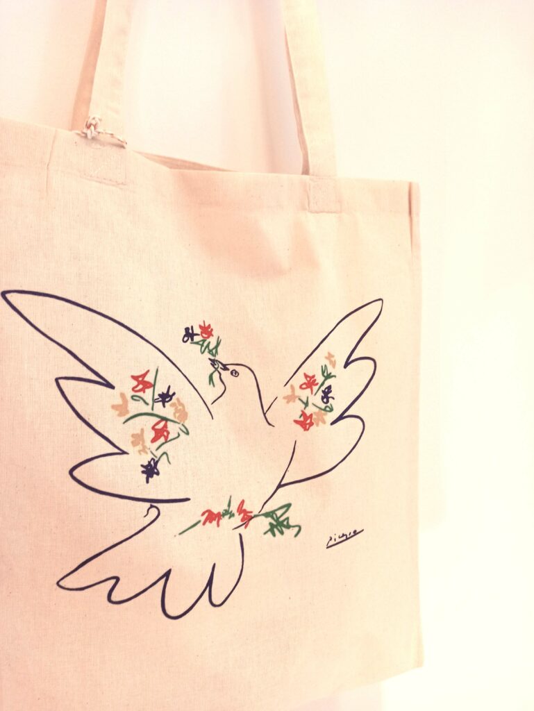 Picasso Dove of Peace Hand bag - Organic Cotton Totebag inspired by Pablo Picasso Colomba della Pace. Indossa la storia dell'arte e acquista una delle borse in cotone organico stampate a mano House of Arts! Idea regalo per art lovers e appassionati d'arte, museum merchandising e produzione artigianale di stampa e legatoria per aziende
