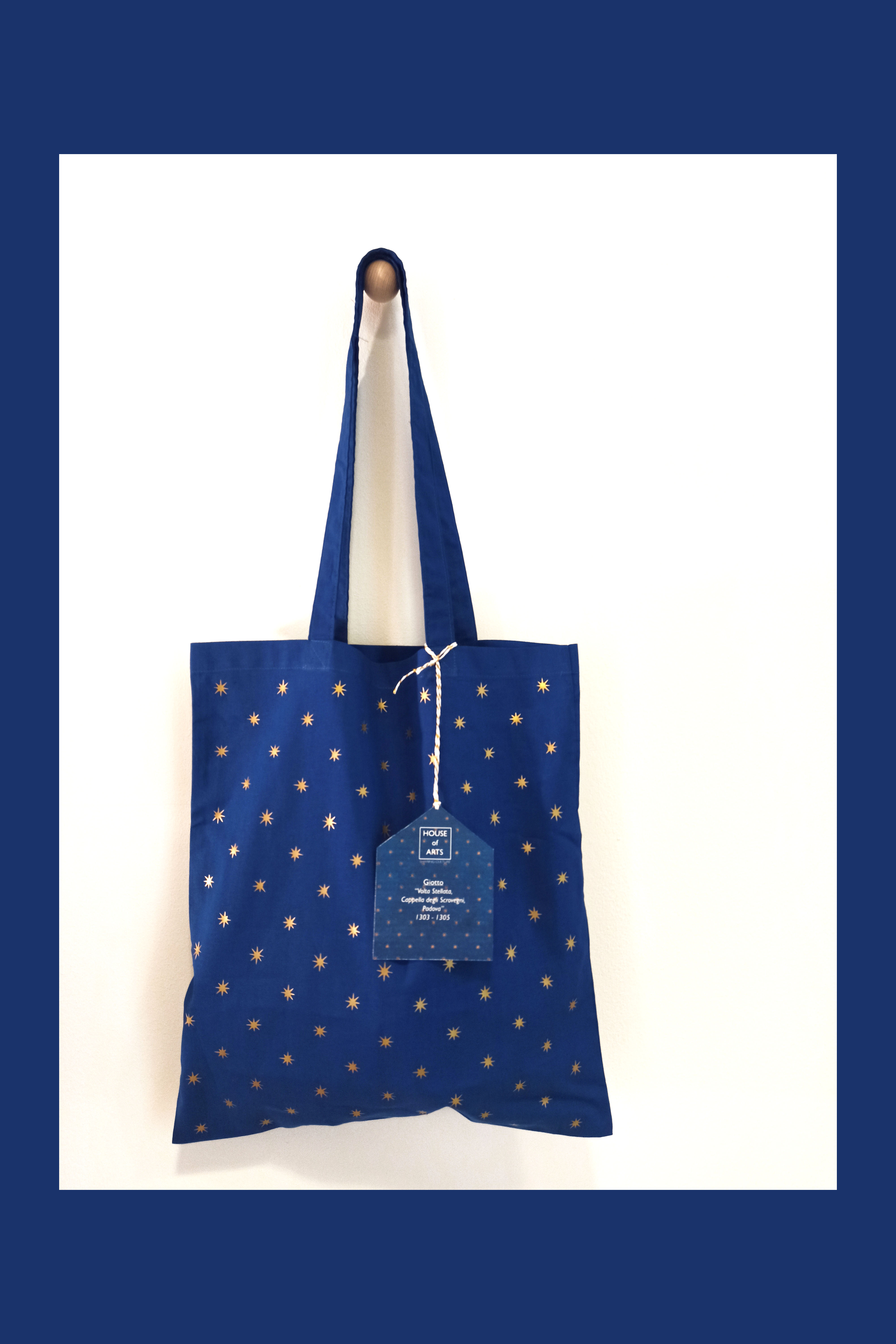 Foto su fondo bianco con cornice Blu Lapislazzulo della Borsa in cotone House of Arts, tote bag Giotto Cielo Stellato ispirata agli affreschi della Cappella degli Scrovegni a Padova