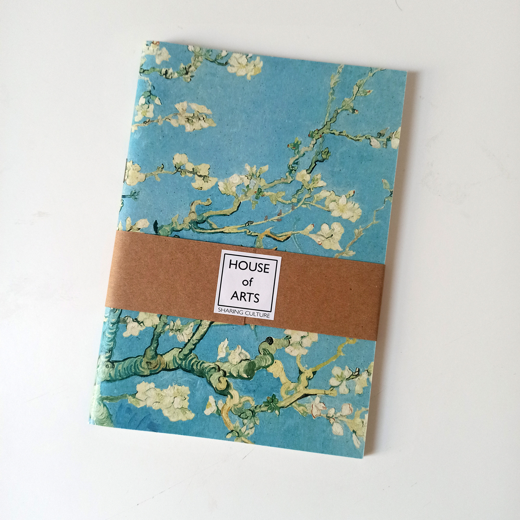 Taccuino in carta riciclata certificata FSC rilegato a mano ispirato al famoso quadro di Vincent Van Gogh del 1890 Almond Blossom, ramo di mandorlo in fiore.