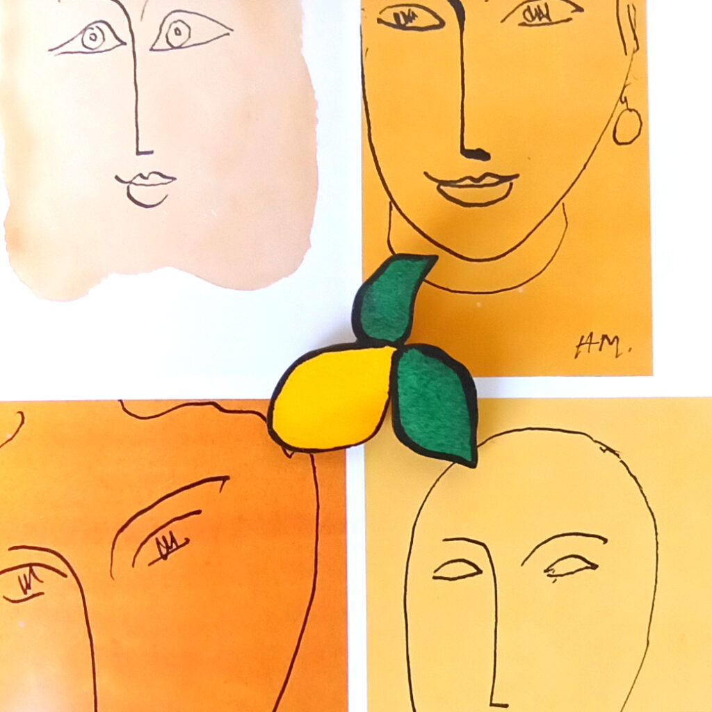 Fotografia della Spilla House of Arts ispirata ai limoni dipinti da Henri Matisse nel quadro "Philodendron noir et citrons" dipinto nel 1943. La spilla è in legno di betulla riciclato dipinto a mano con tempere naturali e con spilla in argento 925.