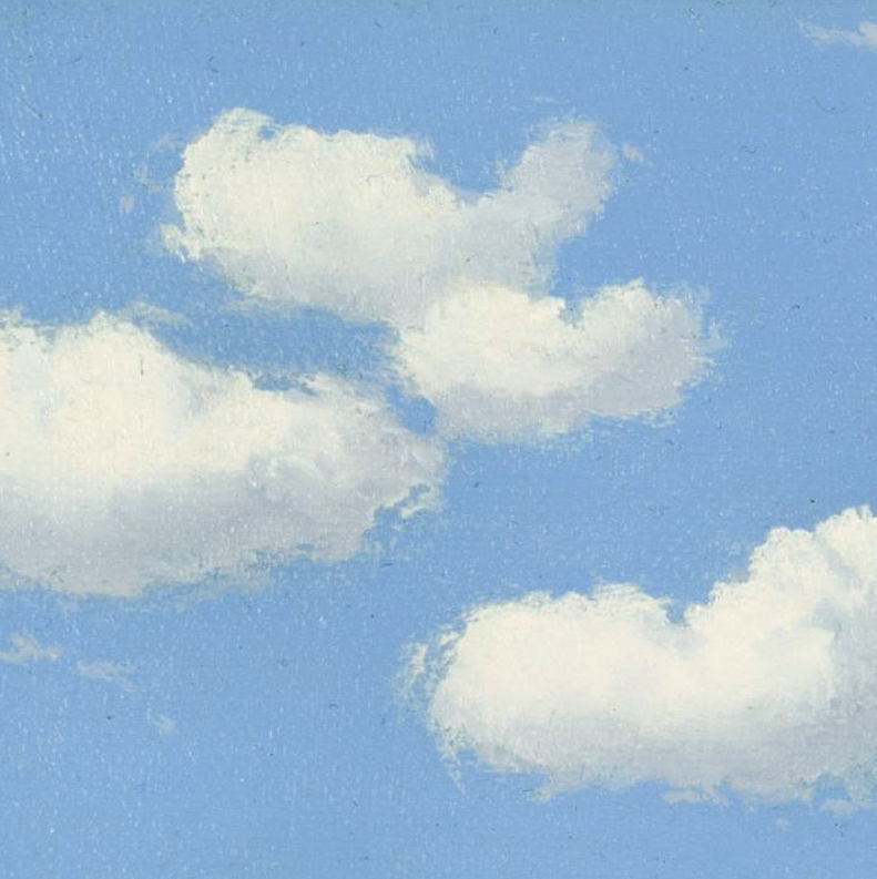 Un dettaglio azzurro e bianco del quadro surrealista La Malediction di René Magritte. Un cielo azzurro molto terso e splendide nuvole bianche e soffici.
